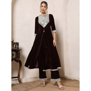 Túnica Anarkali de terciopelo marrón con parche bordado en el cuello, mangas tres cuartos, conjunto coordinado Indo Western con pantalón palazzo. - Product Image 6