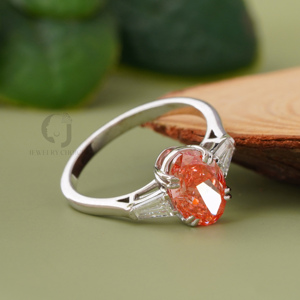 Anillo de Diamantes Rojos Único con 3 Piedras, 2.01 Quilates, Gema Ovalada Creada en Laboratorio, Corte Baguette Cónico, Oro Blanco de 14 Quilates, Color Plata, Anillo de Compromiso - Product Image 4