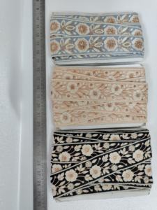 Rubans et lacets brodés à la machine sur mesure en motifs floraux pour robes de mariée et vêtements de 2.5 pouces de largeur - Product Image 4