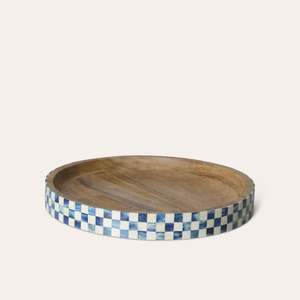 Plato de madera hecho a mano para servir con acabado suave, ideal para entretenimiento en el hogar y presentaciones de comida festiva - Product Image 4