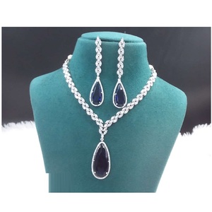 Ensemble de collier de pierre AD classique en laiton intemporel pour femmes pendentifs et breloques de mode pour les mariages anniversaires Occasions spéciales - Product Image 1