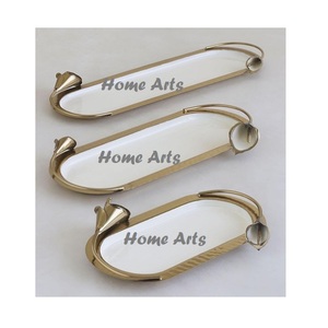 Plateau de service alimentaire en aluminium de dernière génération, de qualité supérieure, couleur blanc et or, en vente - Product Image 5