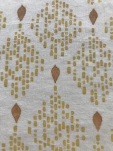 Tela de Algodón Estampada a Mano con Diseño Tradicional Indio Inspirado en el Ikat, Estampado de Diamantes con Puntos en Mostaza y Marrón - Product Image 2