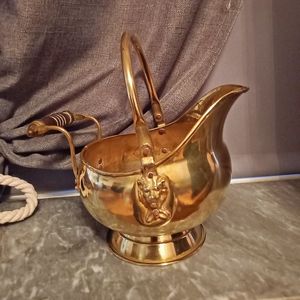 Cubo de carbón de latón de estilo vintage con mango hecho a mano y acabado bruñido perfecto para la decoración y el almacenamiento tradicional de la chimenea - Product Image 1