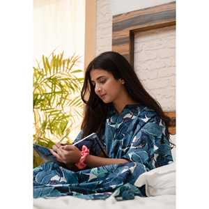 Túnica de Playa de Algodón Azul con Estampado de Palmeras, Estilo Kaftan, Corte Holgado para una Divertida Vacaciones en la Playa - Product Image 4