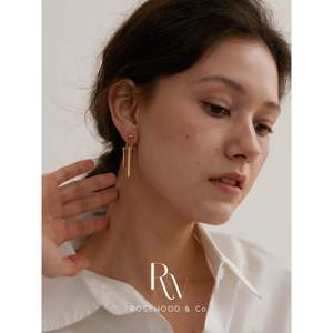 Orecchini Pendenti Minimalisti in Oro Massiccio, Design Leggero e Resistente all'Ossidazione, Ideali per Uso Quotidiano o Come Regalo - Product Image 2