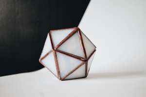 Boîte à bagues de bijoux de forme géométrique de style incroyable avec cadre argenté fini parfait pour ranger les bagues, les colliers et les accessoires fins - Product Image 6