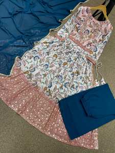 Hermosa Naira Cut Long Kurti-Plazzo con Dupatta Impresión digital con bordado Lentejuelas Trabajo y colgante Latkan - Product Image 4