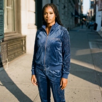 Ensemble deux pièces personnalisé pour femme en velours, imprimé uni, éco-responsable, avec veste coupe-vent à cordon de serrage et strass, et pantalon de survêtement