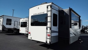 Used 2022 Keystone A-v-a-l-a-n-c-h-e 372MB - Product Image 3