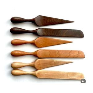 Service à fromage au design unique avec une gamme variée de couteaux fabriqués avec du bois de grande qualité pour un ensemble en bois digne Eco Frindly - Product Image 1