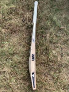 ไม้คริกเก็ต UMZ MB MALIK BLACK EDITION รุ่นอังกฤษวิลโลว์ คุณภาพสูงระดับมืออาชีพ ทนทาน ผลิตตามสั่ง น้ำหนักเบา แบบกดสองชั้น - Product Image 4