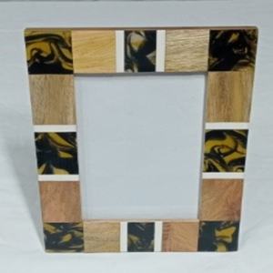 Marco de Fotos de Resina con Incrustaciones de Madera, Duradero, Ligero y de Alta Calidad |   6x4 |   Regalos de Decoración para el Hogar con Logotipo Personalizable en Color, Hechos a Mano por Artesanos - Product Image 5