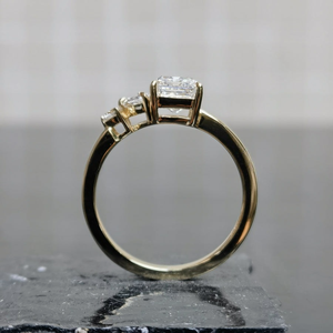 Anillo de compromiso de corte esmeralda Anillo de diamante cultivado en laboratorio de tres piedras 2,00 Ctw Anillo DE BODA creado en laboratorio de corte esmeralda 14K Oro amarillo VS1 - Product Image 3