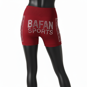 กางเกงขาสั้นสีแดงพรีเมียม 230 GSM ผ้าโพลีเอสเตอร์ผสมสแปนเด็กซ์ เอวไขว้แบบริบบิ้น แต่งแถบเพชร พร้อมโลโก้สั่งทำ - Product Image 2