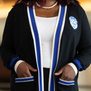 <span class=keywords><strong>Cardigan</strong></span> <span class=keywords><strong>lungo</strong></span> in maglia nera con stemma della sorellanza elegante abbigliamento greco per convegni e incontri formali - Product Image 2