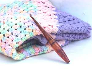 Crochet ergonomique en bois fait main pour tricoter la résine époxy Crochet personnalisé - Product Image 5