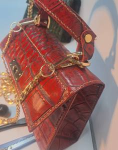 Bolso de Mano de Lujo para Mujer, de Cuero con Acabado de Cocodrilo, Bolso de Hombro Cruzado con Decoración de Letra y Cubierta de Piel de Caimán - Product Image 6