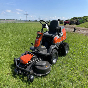 Tondeuse autoportée professionnelle Husqvarna Rider R420TsX AWD avec plateau combiné de 112 cm, moteur Kawasaki V-Twin, transmission intégrale et direction assistée - En promotion - Product Image 1