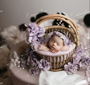 Cesta redonda de ratán con asa de cuna para accesorios de fotografía de recién nacidos y sesiones de fotos de bebés en guardería o dormitorio tipo cama - Product Image 1