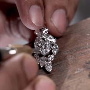 เครื่องประดับต่างหูทรงยาวดีไซน์รูปดอกไม้หรูหราสำหรับผู้หญิงต่างหูทรงหยดน้ำประดับเพชรสีทองขาว18K - Product Image 4