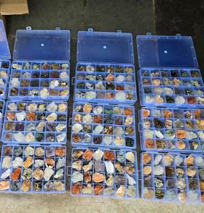 Spécimen de pierre semi-précieuse de boîte de grappe d'apophylite de zéolite de mélange unique pour la décoration à la maison de l'Inde - Product Image 1