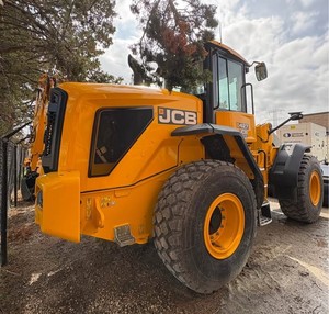 Cargadora compacta sobre orugas con accesorio de dirección deslizante y retroexcavadora para uso en construcción. Entrega rápida. - Product Image 2