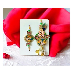 Combo de Rakhi moderno de alta calidad con caja de regalo y tarjetas de felicitación personalizadas Juegos especiales de festivales disponibles para la venta - Product Image 2