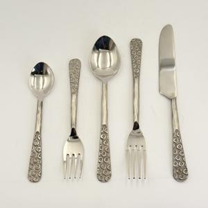 Juego de Cubiertos Reutilizables de 5 Piezas con Caja, Cubiertos de Acero Inoxidable de Alta Calidad para el Hogar, Restaurante y Regalo de Boda - Product Image 5