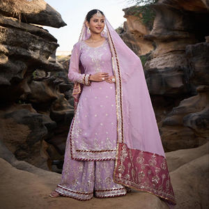 Conjunto de sharara elegante inspirado en la realeza con Kurta bordada y pantalones acampanados perfectos para ocasiones festivas - Product Image 5