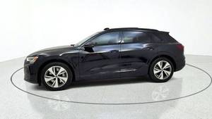 Audi Q8 e-tron quattro Premium AWD quattro Premium 4dr SUV 2024, autos usados sin accidentes en venta - Product Image 4