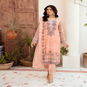 Vente à prix réduit Costumes indiens brodés de luxe Robes de mariée par Ramsha Vente entière Robes indiennes pour femmes Costumes Anarkali - Product Image 6