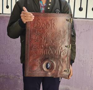 Fabriqué en cuir véritable vintage, ce grand agenda comprend un gaufrage artisanal et des fermoirs en métal. - Product Image 1