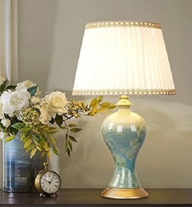 Lampe de table glamour dorée avec abat-jour en cristal Éclairage de luxe pour un effet éblouissant Disponible à prix de gros - Product Image 3