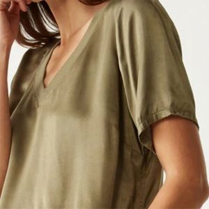 Top ligero y transpirable con cuello en V para mujer: ideal para deportes y actividades al aire libre, tela de secado rápido - Product Image 5