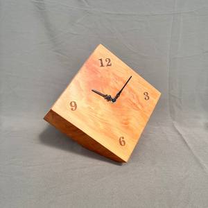 Reloj de mesa de madera que añade calidez y personalidad a espacios minimalistas, la apariencia artesanal le da un aspecto refinado. - Product Image 2