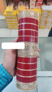 Chuda de mariée rouge à l'exportation avec détails en or, parfait pour les rituels de mariage, disponible à un prix abordable depuis l'Inde - Product Image 3