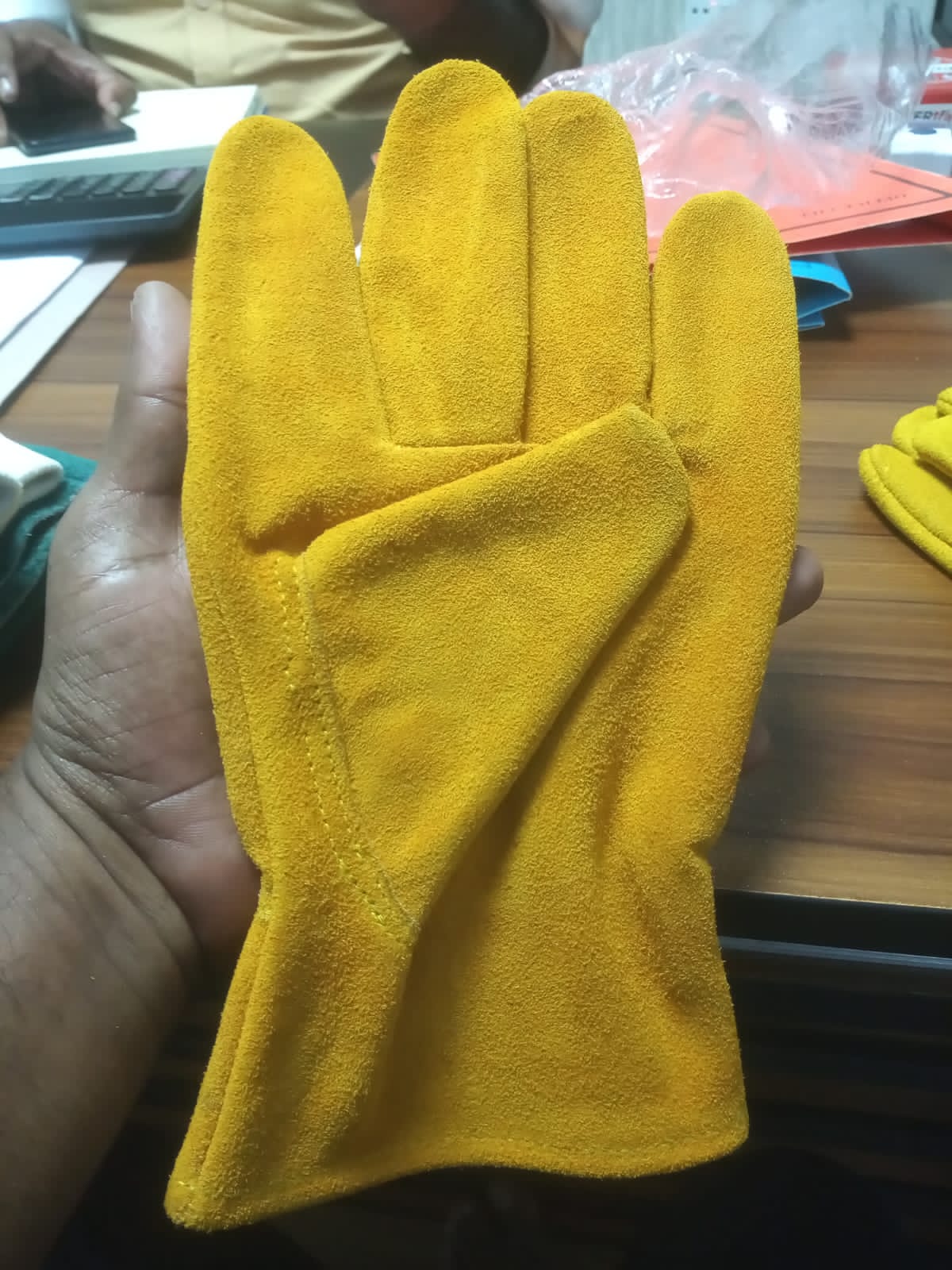 สีเหลือง