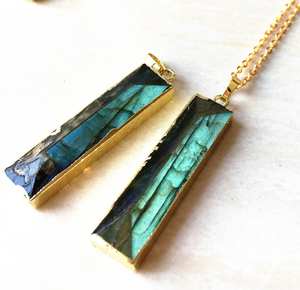 Collier pendentif rectangulaire vintage fait à la main avec barre de labradorite plaquée or pour un usage quotidien et des cérémonies de fiançailles - Product Image 1
