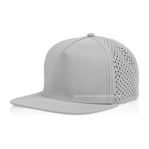 Sombrero en blanco de color sólido personalizado, gorras Snapback de ala plana de 5 paneles, sombrero impermeable de rendimiento, gorra de poliéster con agujero perforado cortado con láser - Product Image 1