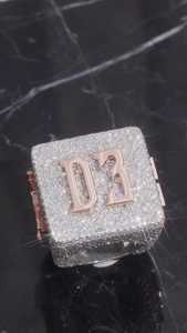 Anillo de cóctel de plata de ley 925 chapado en rodio con diamante de moissanita VVS de corte redondo, anillo de lujo unisex estilo hip hop. - Product Image 3