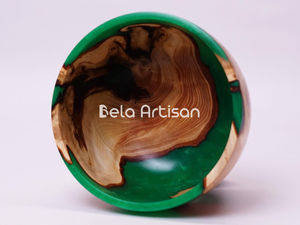 Cuenco de madera y resina hecho a mano, frutero redondo decorativo con madera natural Burl y diseño de epoxi verde - Product Image 3