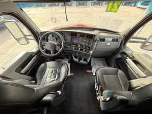 Semi-remorque Sleeper T680 2021 d'occasion - Modèle à toit surélevé, 450 CV, boîte automatique 12 vitesses, livraison à domicile disponible immédiatement - Product Image 2