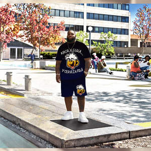 เสื้อยืดเซ็ตผู้ชายลายเสือดาวพิมพ์ดิจิทัล สไตล์สตรีทแวร์ฤดูร้อน ระบายอากาศได้ดี คอวีถักทรงหลวม สวมใส่สบาย ผ้าฝ้าย 100% แห้งเร็ว น้ำหนัก 240 กรัม - Product Image 1