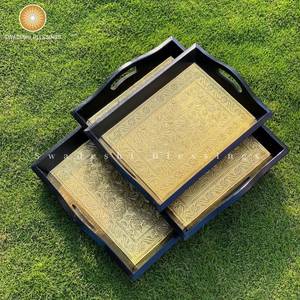 Grand plateau de service rectangulaire en bois de noyer vintage personnalisable avec sous-verres et poignée pour usage domestique et occasions alimentaires - Product Image 1