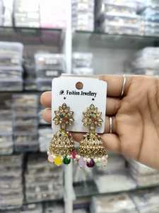 Pendientes Jhumki de Joyería India de Fusión Étnica con Circonita de Corte Asscher, Aleación Chapada en Oro con Forma de Campana para Bodas - Product Image 2