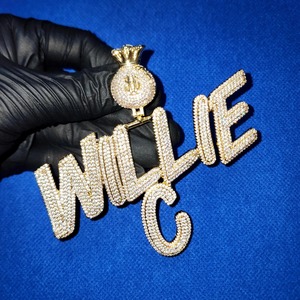 Pendentif personnalisé lettre nom en argent sterling 925 plaqué or avec diamant en moissanite entièrement glacé dans le style hip hop disponible à la vente - Product Image 3