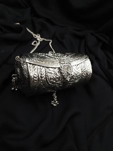 Sacs et pochettes en métal laiton gaufré et gravé idéal pour la revente par les magasins de sacs de mode au design agréable pour la revente. - Product Image 6