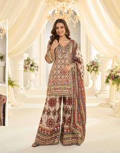 Traje de crepé natural estampado con trabajo Aari y Gota, con pantalón palazzo cómodo y dupatta. Elegante ropa india para mujer. - Product Image 1