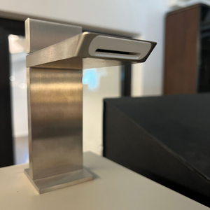 Robinet de lavabo mural CEA Design BAR30S en acier inoxydable à levier unique avec bec cylindrique - Product Image 3